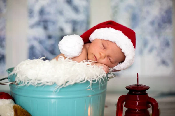 Portret van een pasgeboren babyjongen, l dragen kerstmuts, slapen — Stockfoto