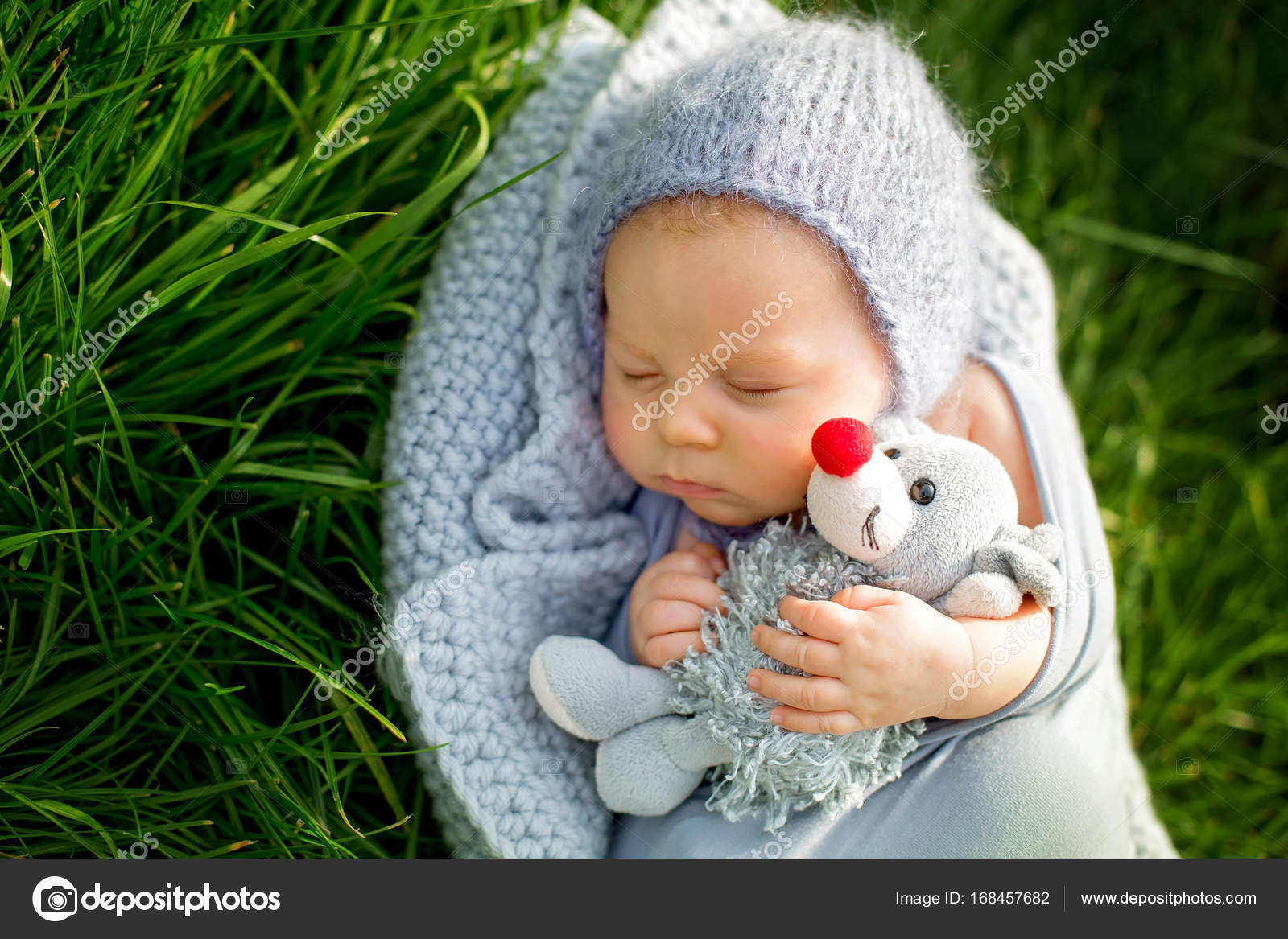 Petit Bébé Garçon Nouveau-né, Dormant Dans La Vieille Rétro