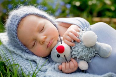 Uyku, şirin küçük mous tutan şirin bebek çocuk,