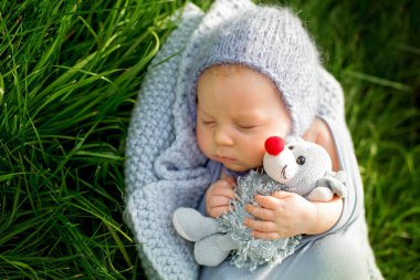 Uyku, şirin küçük mous tutan şirin bebek çocuk,