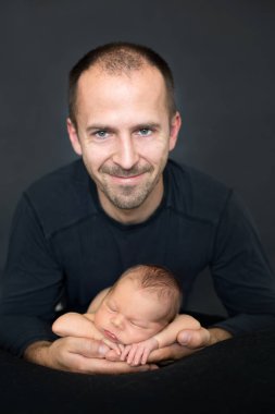 Huzur içinde babalar içinde uyuyan güzel bebek çocuk, eller, Bebek