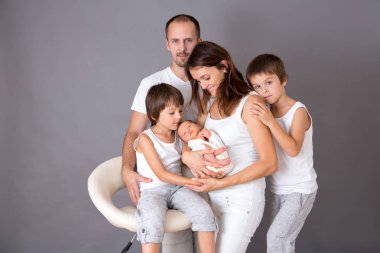 Güzel aile portresi, baba, anne ve üç erkek, arıyorum bana yardımcı olanvarmı