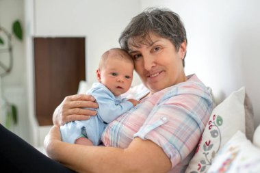 Güzel bebek çocuk Anneannelerin kollarında