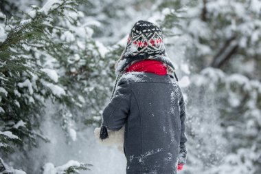 Üzgün kayıp çocuk, çocuk oyuncak ayı, bir orman içinde kış