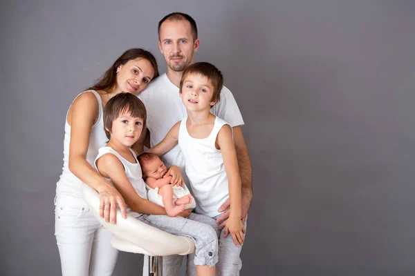 Beau portrait de famille, père, mère et trois garçons, look — Photo