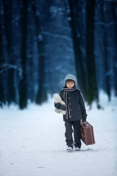 Bambino triste, ragazzo, camminare in una foresta con vecchia valigia e orsacchiotto — Foto Stock