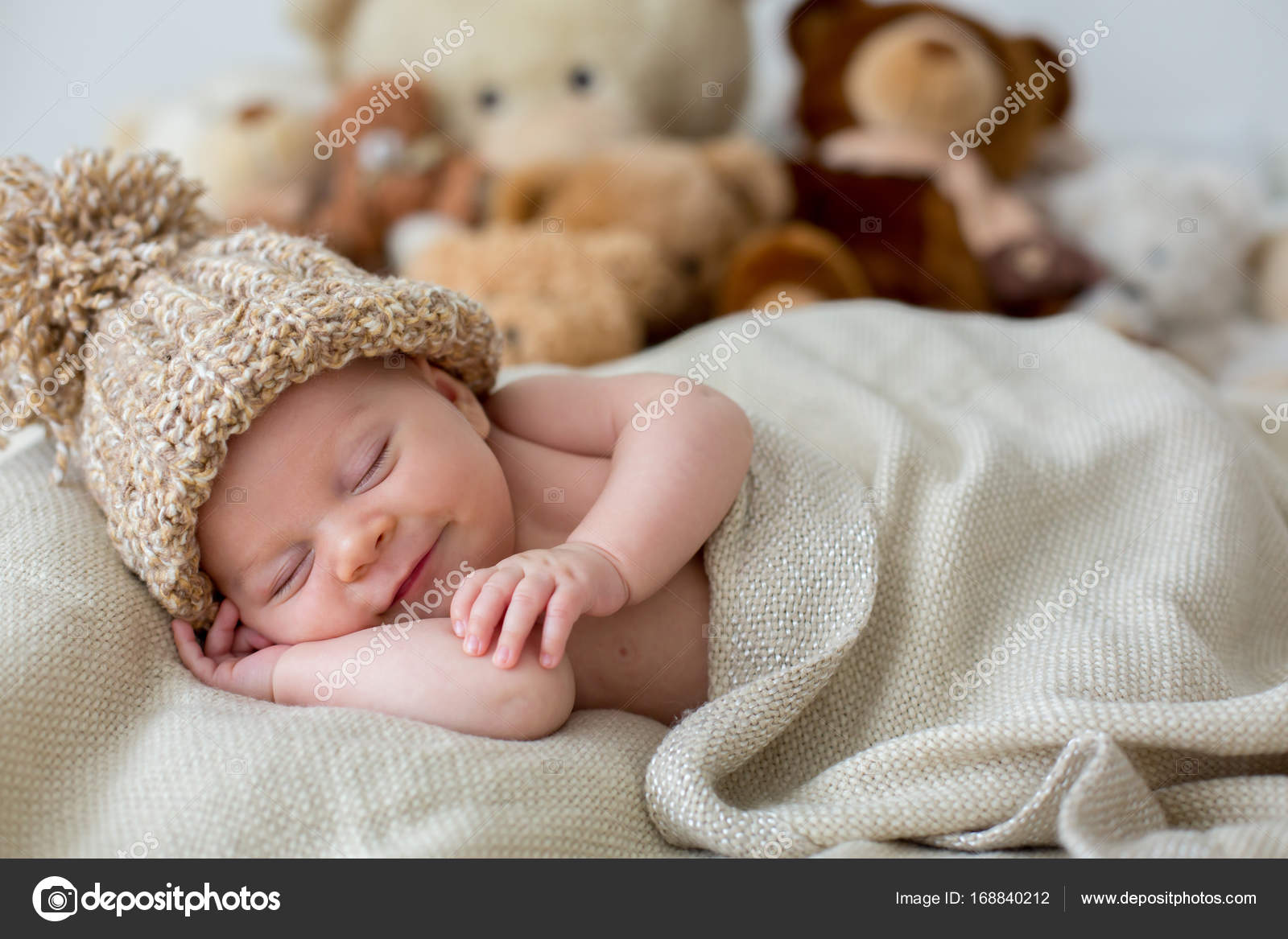 Bebé Recién Nacido Acostado En La Cama Con Oso De Peluche Durmiendo Foto de  stock y más banco de imágenes de Recién nacido - 0-1 mes - iStock