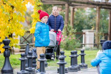 İki çocuk, erkek kardeşler, satranç büyük rakamları ile t