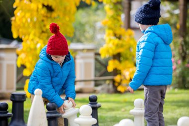 İki çocuk, erkek kardeşler, satranç büyük rakamları ile t