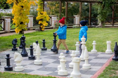 İki çocuk, erkek kardeşler, satranç büyük rakamları ile t