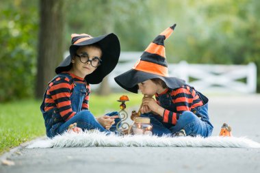 Cadılar Bayramı kostümleri ile parkta iki erkek eğleniyor