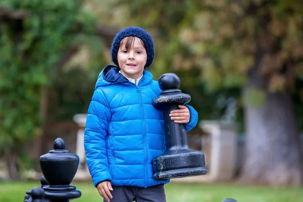 İki çocuk, erkek kardeşler, satranç büyük rakamları ile t