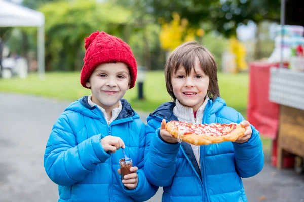 Jonge preschool chyoung kleuters, jongen broers, eten — Stockfoto