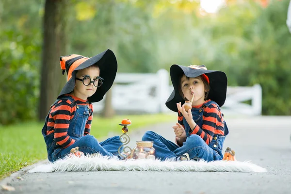 Dois meninos no parque com trajes de Halloween, se divertindo — Fotografia de Stock