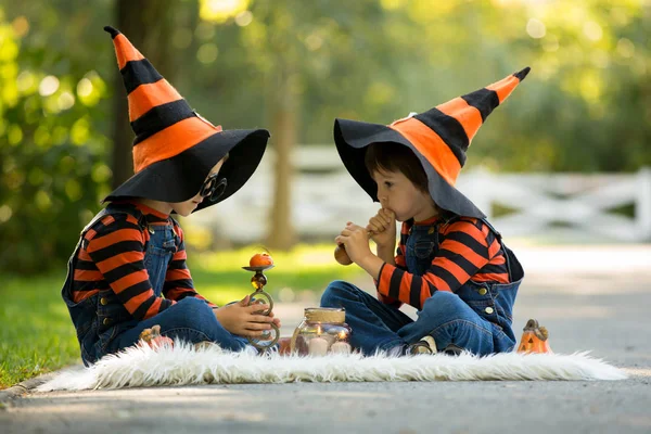 Dos chicos en el parque con disfraces de Halloween, divirtiéndose —  Fotos de Stock