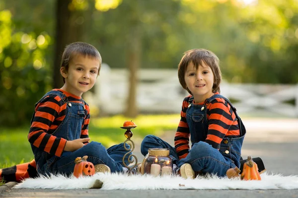 Dois meninos no parque com trajes de Halloween, se divertindo — Fotografia de Stock