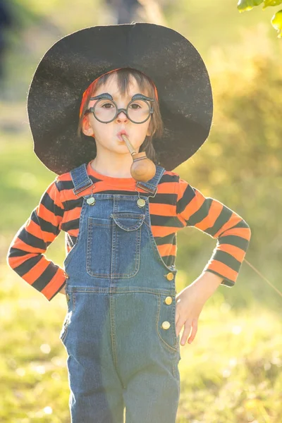 Schattige kleine jongen, spelen met halloween kostuum in het park — Stockfoto