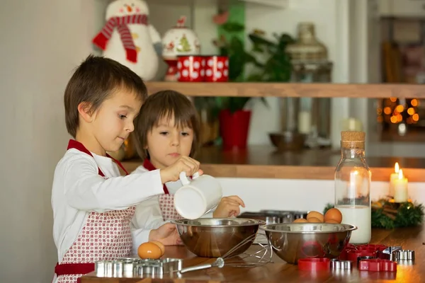 Deux doux enfants, garçons frères, préparant des biscuits au pain d'épice — Photo