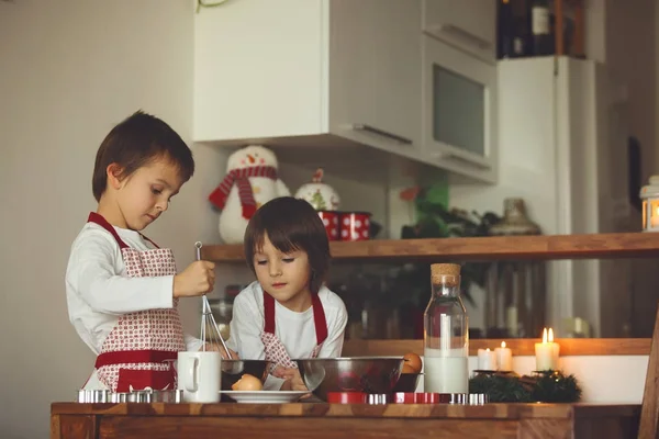 Twee zoete kinderen, jongen broers, voorbereiding van peperkoek cookies — Stockfoto