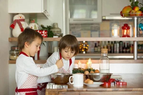 Gingerbread çerezleri hazırlanması iki tatlı çocuk, erkek kardeşler, — Stok fotoğraf