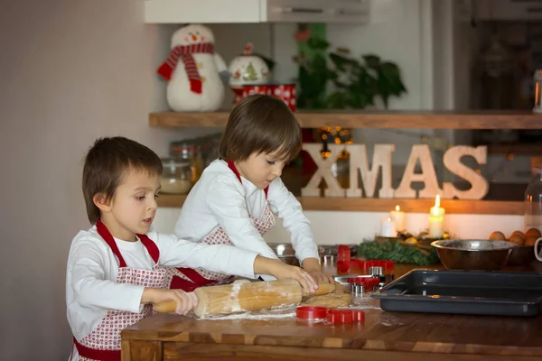 Dos dulces niños, hermanos varones, preparando galletas de jengibre — Foto de Stock