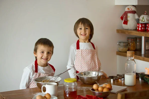 Dos dulces niños, hermanos varones, preparando galletas de jengibre — Foto de Stock