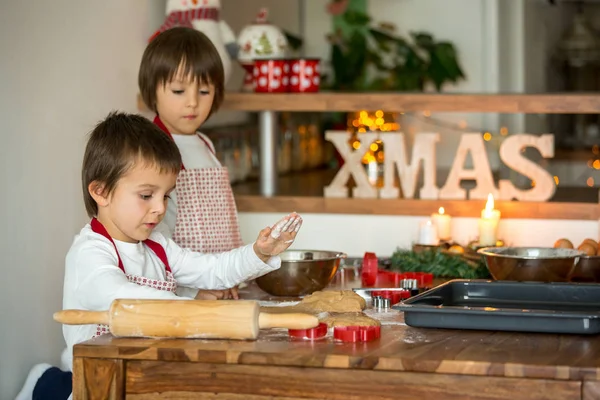 Two sweet children, boy brothers, preparing gingerbread cookies — Stock Photo, Image
