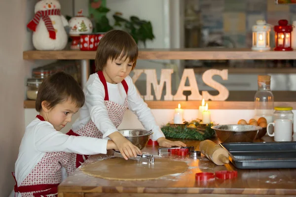 Duas crianças doces, irmãos meninos, preparando biscoitos de gengibre — Fotografia de Stock