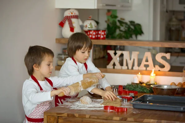 Due dolci bambini, fratelli maschi, che preparano biscotti allo zenzero — Foto Stock