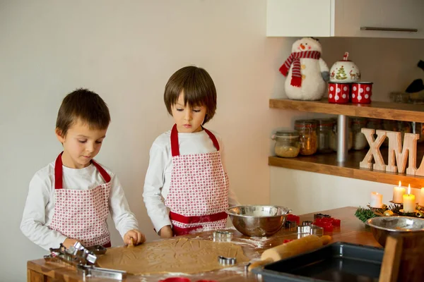 Deux doux enfants, garçons frères, préparant des biscuits au pain d'épice — Photo