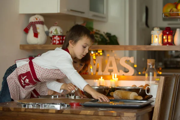 Duas crianças doces, irmãos meninos, preparando biscoitos de gengibre — Fotografia de Stock