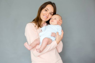 Genç anne onu gözaltında onun yeni doğan bebek çocuk, sevecen,