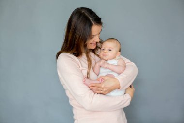 Genç anne onu gözaltında onun yeni doğan bebek çocuk, sevecen,