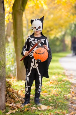 İki çocuk, çocuk Park ile Cadılar Bayramı kostümleri