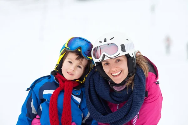 Zoete jonge jongen en zijn moeder, skiing, op een milde ski sl — Stockfoto