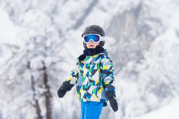 Criança pré-escolar bonito, menino, esquiando feliz na estância de esqui austríaca — Fotografia de Stock
