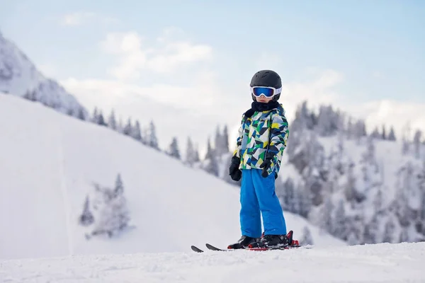 Lindo niño preescolar, niño, esquiar felizmente en la estación de esquí austriaca —  Fotos de Stock