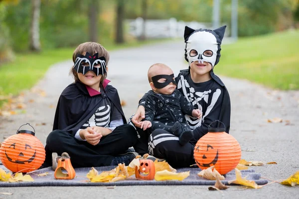 Dvě děti, chlapce bratry v parku s Halloween kostýmy — Stock fotografie