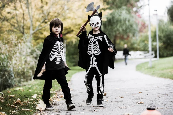 Dos niños, hermanos en el parque con disfraces de Halloween — Foto de Stock