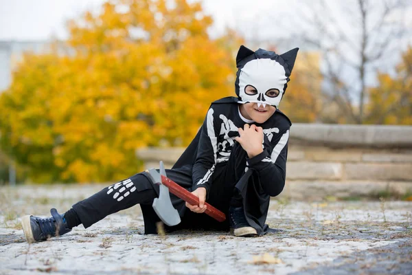 Zwei Kinder, Junge im Park mit Halloween-Kostümen — Stockfoto