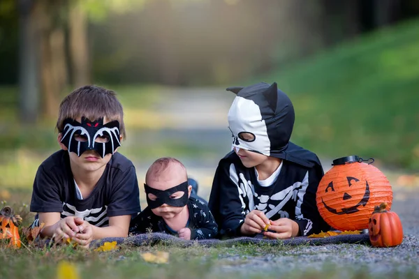 Två barn, pojke bröder i parken med Halloween kostymer — Stockfoto