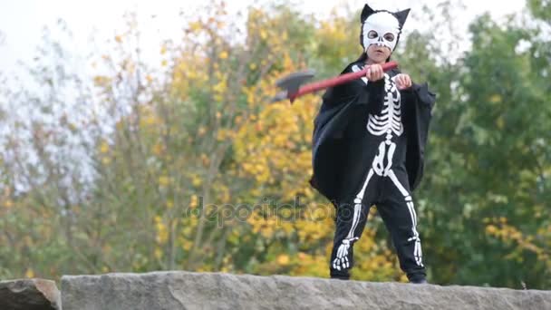 Criança bonito, menino no parque com trajes de Halloween, se divertindo — Vídeo de Stock