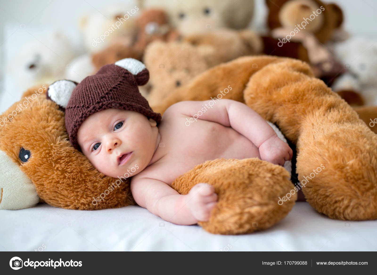 Bebé recién nacido de dos semanas durmiendo en un oso de peluche.