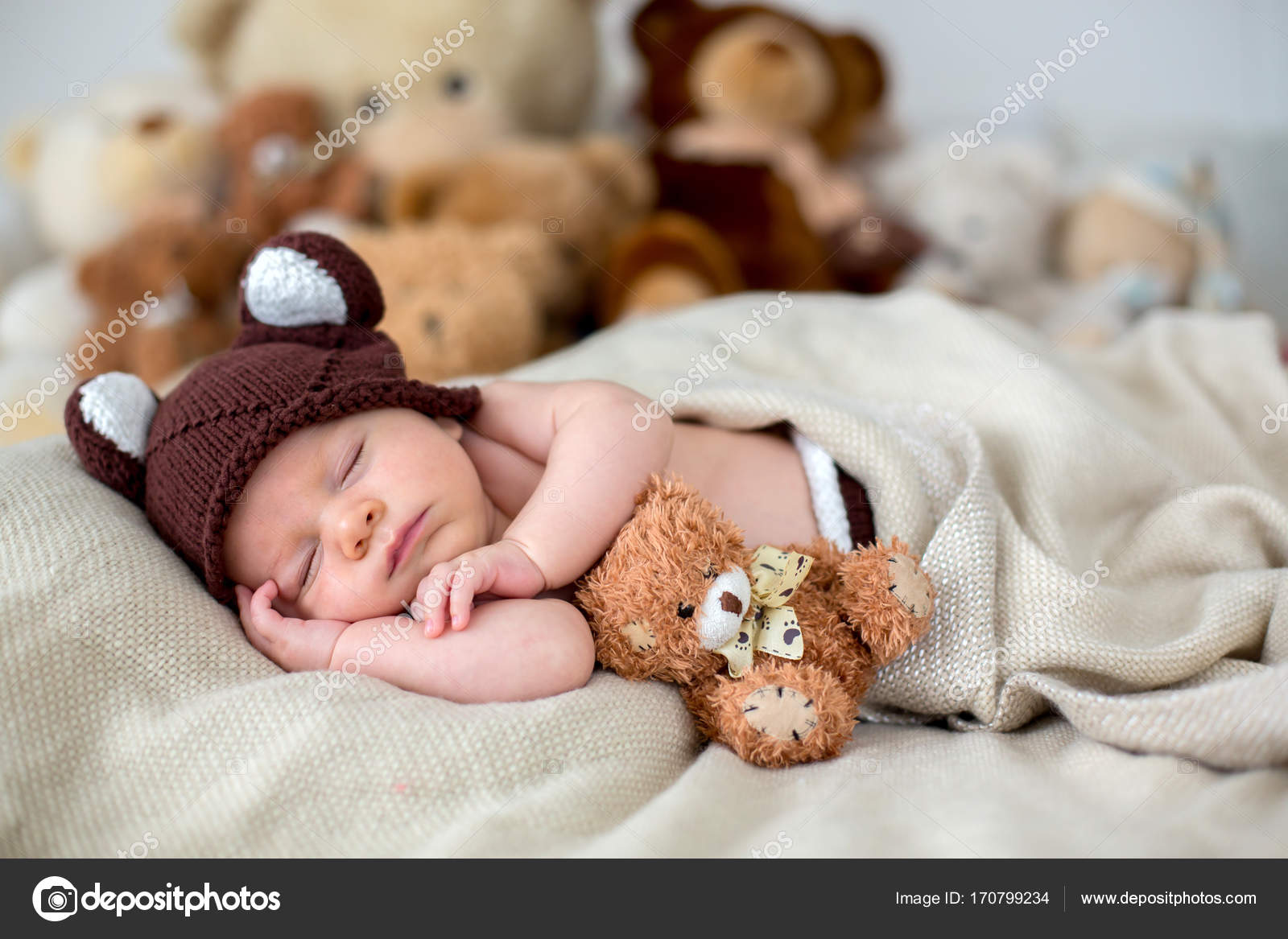 Pequeño bebé recién nacido, durmiendo con el oso de peluche en casa en la  cama: fotografía de stock © t.tomsickova #170799234
