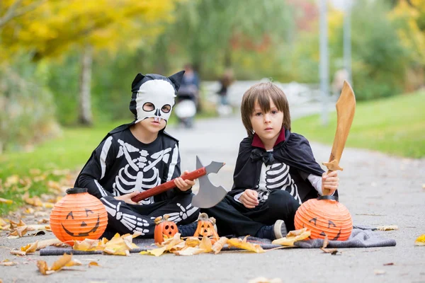 İki çocuk, çocuk kardeş Cadılar Bayramı kostümleri ile parkta — Stok fotoğraf