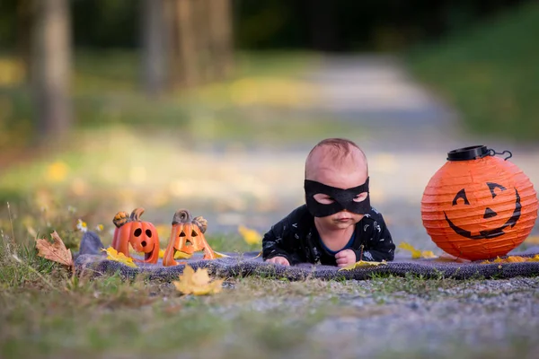 Deux enfants, garçon dans le parc avec des costumes d'Halloween — Photo