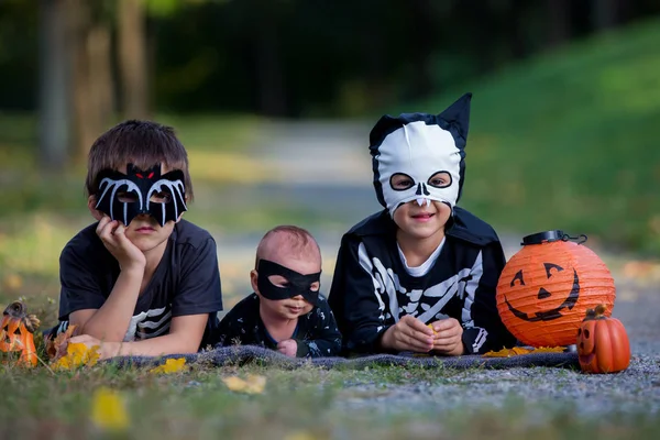 Due bambini, fratelli maschi nel parco con i costumi di Halloween — Foto Stock