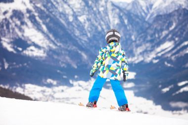 Genç çocuk, Avusturya Kayak merkezinde kar yamaçta Kayak