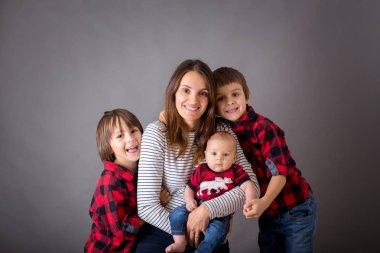 Gri, studio görüntü izole aile Noel portresi