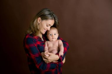 Genç anne, onun yeni doğan bebek çocuk okşama